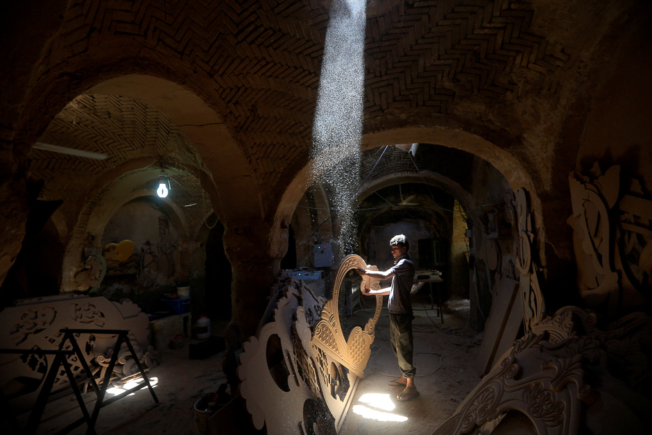 An Iraqi man builds a traditional boat in Najaf, Iraq. PHOTO: REUTERS
