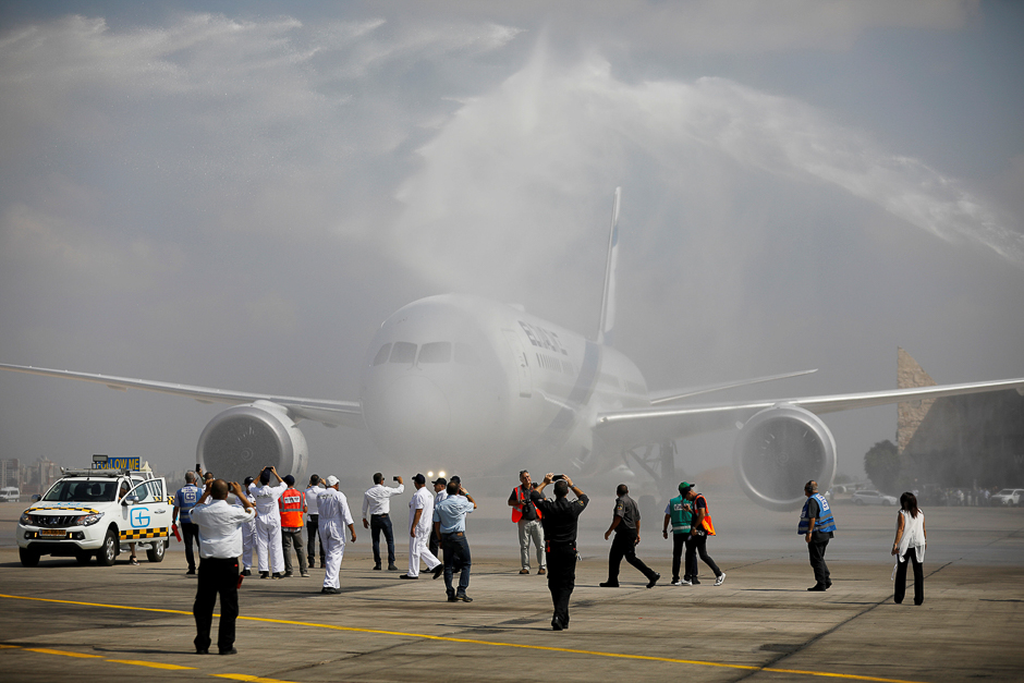 The first of Israel's El Al Airlines order of 16 Boeing 787 Dreamliner jets receives a water cannon statue upon its landing at Ben Gurion International Airport, near Tel Aviv, Israel. PHOTO: REUTERS