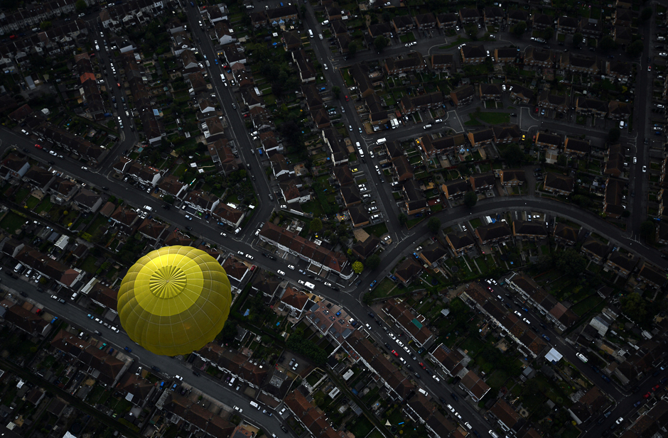 A balloon flies over rooftops in Bristol during the Bristol International Balloon Fiesta in southwest England, Britain. PHOTO: REUTERS