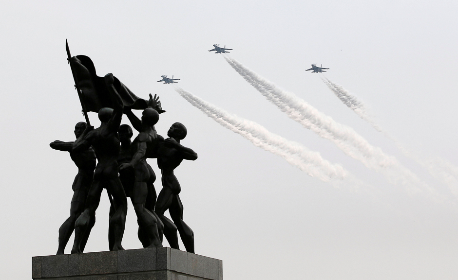 Indonesia Air Force Sukhoi fighter jets fly near a statue over Merdeka Square, during Independence Day celebrations in Jakarta, Indonesia. PHOTO: REUTERS