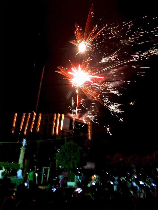 A view of fireworks at Thandi Sadak, Hyderabad. PHOTO:APP