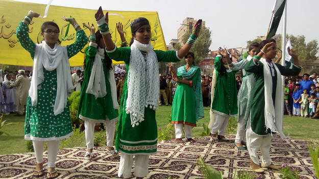 Girls presenting tableau in Sukkur to celebrate August 14. PHOTO: NAEEM AHMED GHOURI