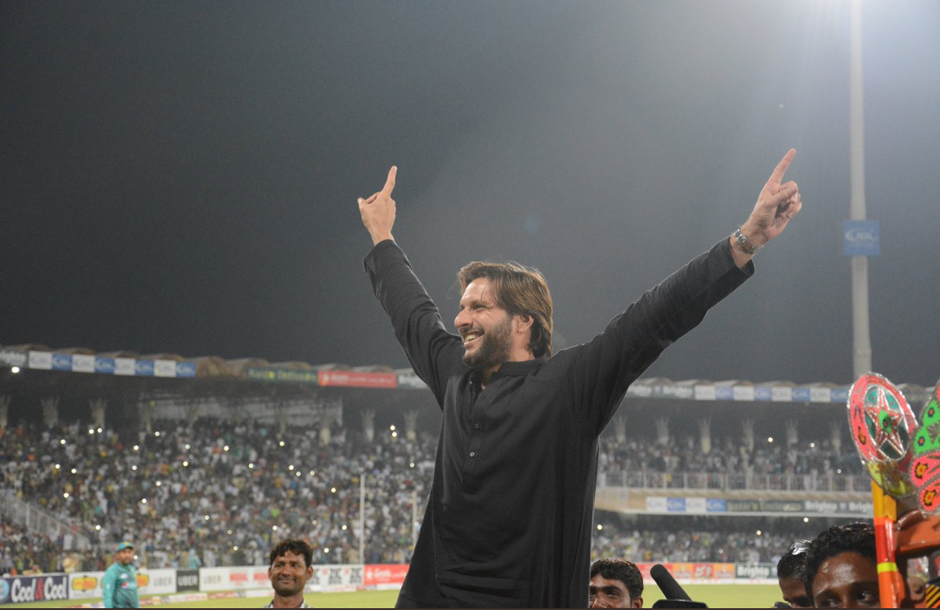 Afridi beckons as he takes a lap of honour. PHOTO: PCB