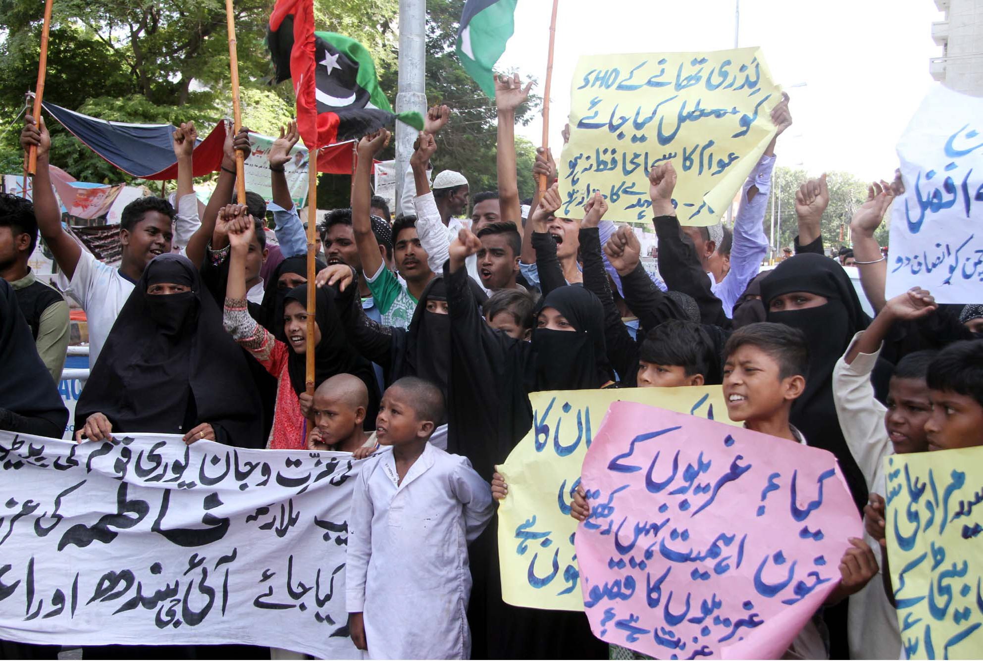 Separately, members of the teenage housemaids family also came out to protest against the Gizri SHO for not registering a murder case. PHOTO: PPI