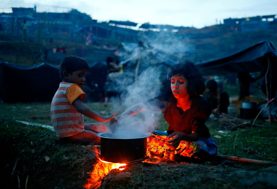 Rohingya refugee girl cooks a meal in an open place near Balukhali in Cox's Bazar, Banglades. PHOTO: REUTERS