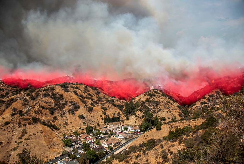 The La Tuna Canyon fire over Burbank, California, US/ PHOTO: REUTERS