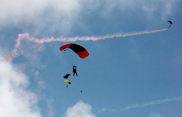 Paratroopers in air show on Defence Day