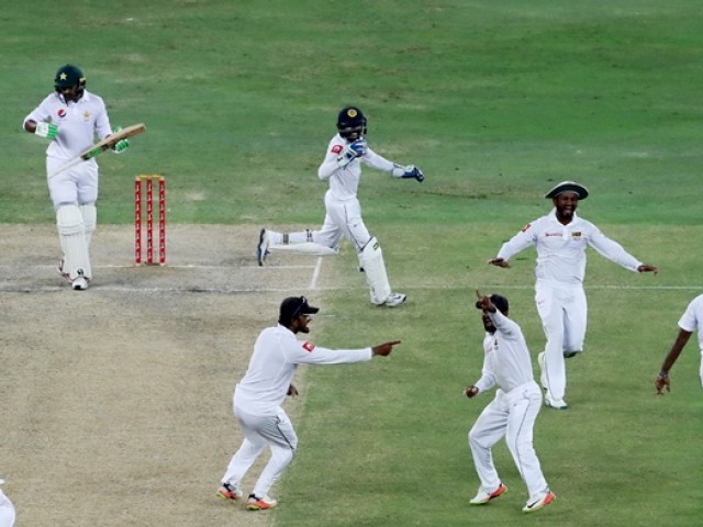 Sri Lankan players applaud a exclusion of Azhar Ali. PHOTO: AFP 