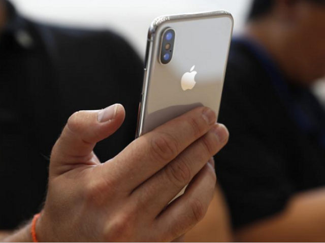 FILE PHOTO: An attendee checks out a new iPhone X during an Apple launch event in Cupertino, California, US September 12, 2017. 
PHOTO: REUTERS
