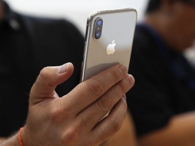  An attendee checks out a new iPhone X during an Apple launch event in Cupertino, California, US September 12, 2017. 
PHOTO: REUTERS