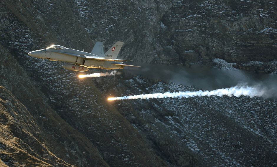A Swiss Air Force F/A 18 Hornet fighter jet releases flares during a flight demonstration of the Swiss Air Force over the Axalp in the Bernese Oberland, Switzerland. PHOTO: REUTERS