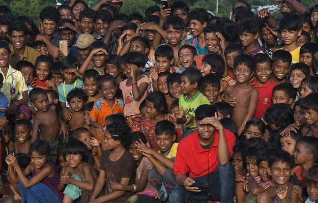 Rohingya refugee children watching the Bangladeshi theatre group 