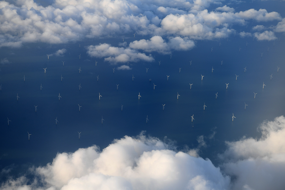 Burbo Bank Offshore Wind Farm on the Burbo Flats in Liverpool Bay, operated by DONG Energy, is pictured from the the window of an aircraft flying over the Irish Sea, off the west coast of northern England. PHOTO: AFP