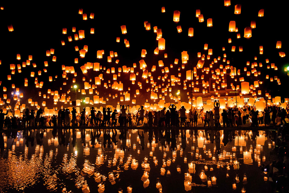 A crowd releases lanterns into the air as they celebrate the Yee Peng festival, also known as the festival of lights, in Chiang Mai. PHOTO: AFP