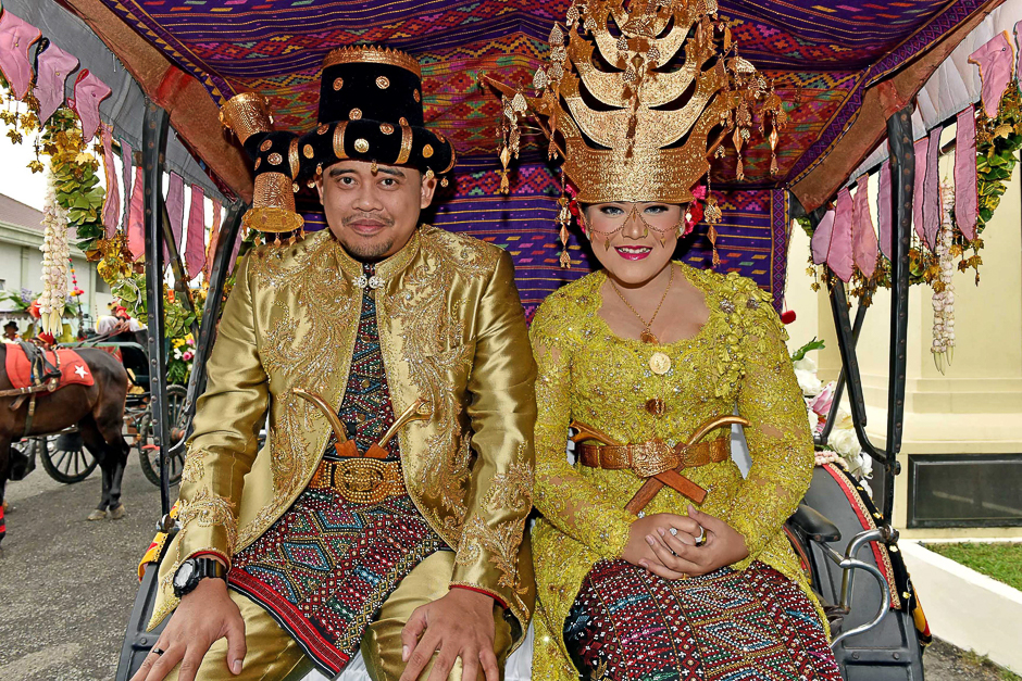 This handout from the Indonesian Presidential Palace released on November 26, 2017 shows Indonesia's President Joko Widodo's daughter Kahiyang Ayu (R) and her groom Bobby Nasution riding in a carriage as they head to their wedding party in Medan. PHOTO: AFP