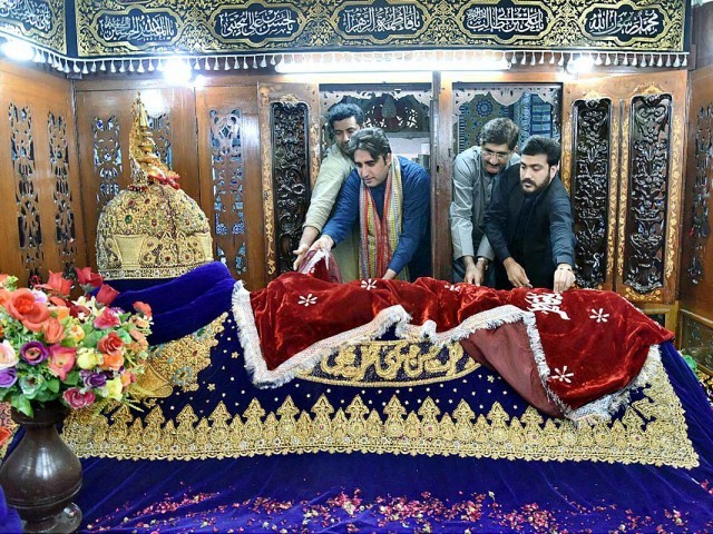 Bilawal Bhutto Zardari and Murad Ali Shah lay chadar on the grave of Hazrat Shah Abdul Latif Bhitai. PHOTO: APP