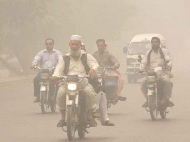 Dozens gather to inform authorities that ‘Lahore Can’t Breathe’. PHOTO APP 