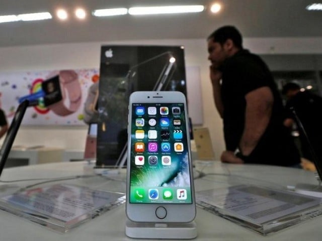 FILE PHOTO: An iPhone is seen on display at a kiosk at an Apple reseller store in Mumbai, India, January 12, 2017. Picture taken January 12, 2017
PHOTO: REUTERS