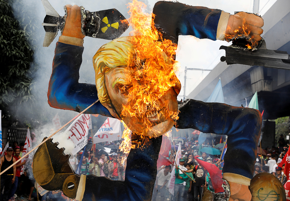 Protesters burn an effigy of US President Donald Trump, who is attending the Association of Southeast Asian Nations (ASEAN) Summit and related meetings in Manila, Philippines. PHOTO: REUTERS