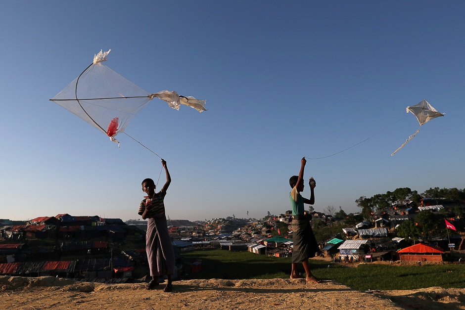 Rohingya refugee children fly kites in a makeshift refugee camp in Cox's Bazar, Bangladesh. PHOTO: REUTERS