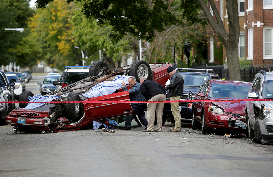 Chicago Police officers investigate a crime scene after a motorist was shot in the head and lost control of his vehicle along the 5300 block of west Monroe Street in Chicago, Illinois, US. PHOTO: REUTERS