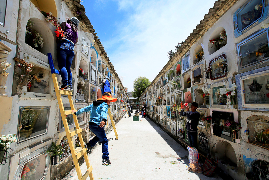 People arrange the graves during the Day of the Dead commemoration at the general cemetery in La Paz, Bolivia. PHOTO: REUTERS