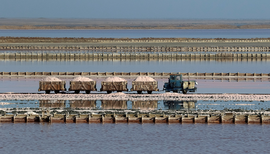 A train drives across the bed of a drained area of a lake used for the production of salt at the Sasyk-Sivash lake near the city of Yevpatoria, Crimea. PHOTO: REUTERS