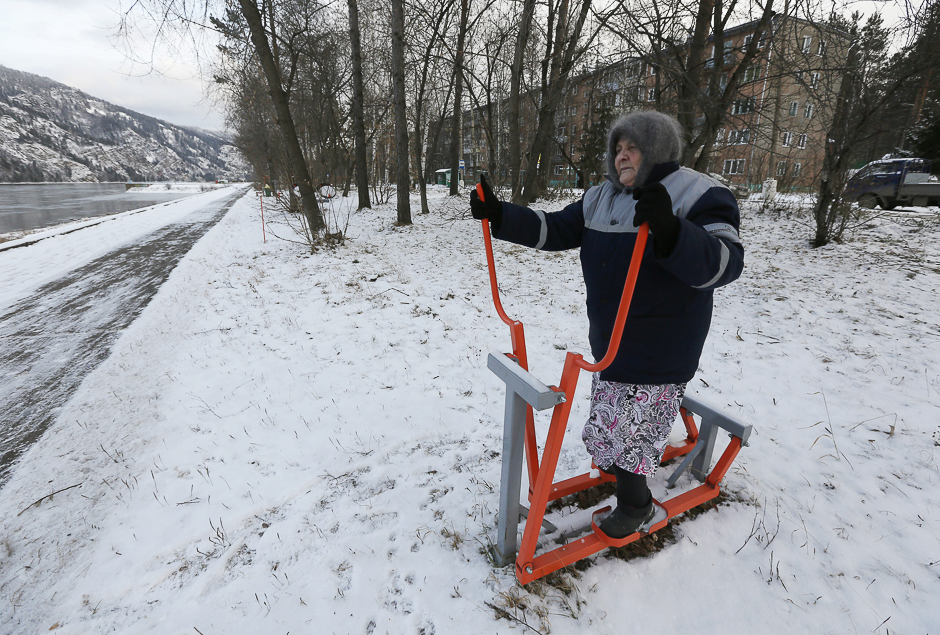 Antonina Yermokhina, 86, does physical exercises during her daily training session on the embankment of the Yenisei River in the Siberian town of Divnogorsk, Russia. PHOTO: REUTERS