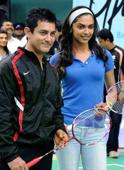 Aamir-Khan-and-Deepika-Padukone-during-the-final-of-TATA-Open-Badminton-Tournament