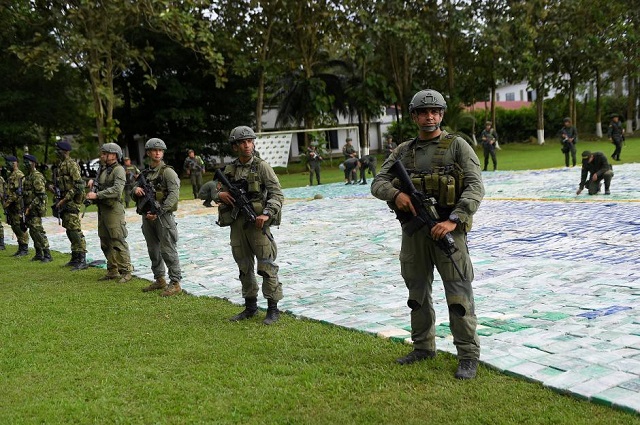 Colombian police and soldiers guard more than 12 tons of seized cocaine in Apartado, Colombia November 8, 2017.  Photo via REUTERS