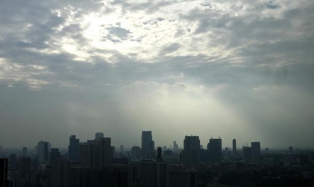 High rise buildings are seen against a smoggy sky in Tokyo November 5, 2007. PHOTO: REUTERS