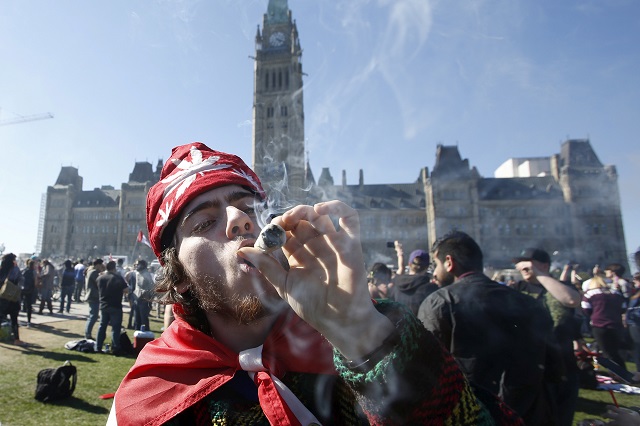  FILE PHOTO: A man smokes marijuana during an annual 4/20 rally on Parliament Hill in Ottawa, Canada, April 20, 2016. PHOTO: REUTERS
