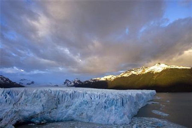 The sun rises over Argentina's Perito Moreno glacier near the city of El Calafate, in the Patagonian province of Santa Cruz, December 16, 2009.  PHOTO; REUTERS