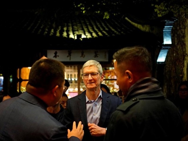 Apple CEO Tim Cook arrives before the fourth World Internet Conference in Wuzhen, Zhejiang province, China, December 2, 2017. 
PHOTO: REUTERS