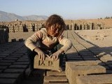 afghan-girl-works-at-a-brick-making-factory-in-nangarhar-2-2