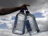 a-volunteer-gives-out-bottles-of-drinking-water-central-england-2-3