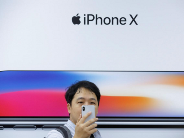 An attendee uses a new iPhone X during a presentation for the media in Beijing, China October 31, 2017. 
PHOTO: REUTERS