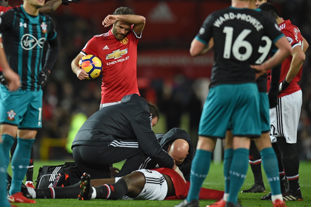 united face injury crisis up front as they take on rooney s everton