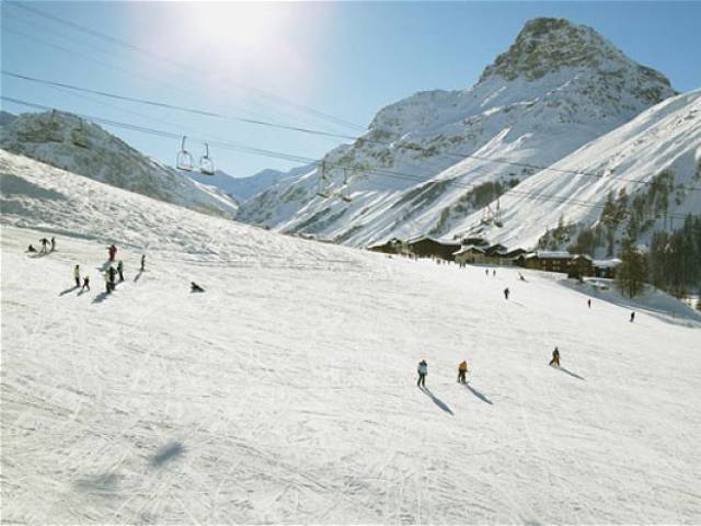 snow strands thousands kills skier in french alps