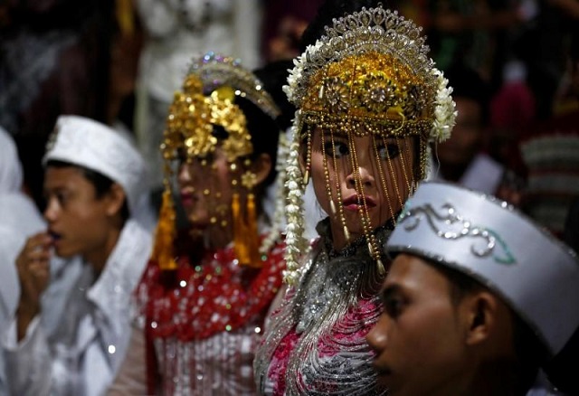 hundreds of indonesian couples ring in the new year at mass wedding