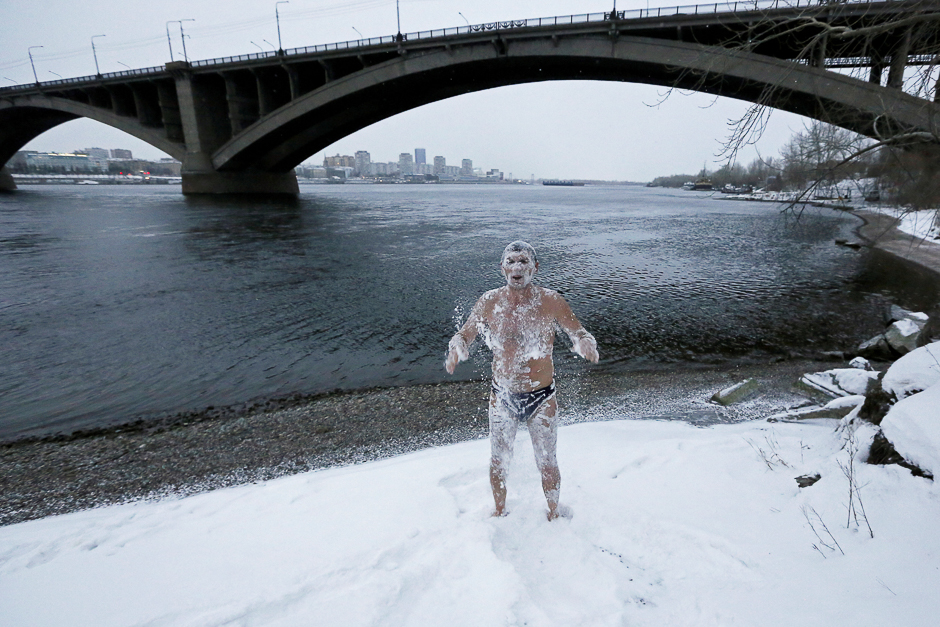Alexander Yaroshenko a member of the Cryophile winter swimming club, rubs himself with snow after swimming in the Yenisei River in the Siberian city of Krasnoyarsk, Russia. PHOTO: REUTERS