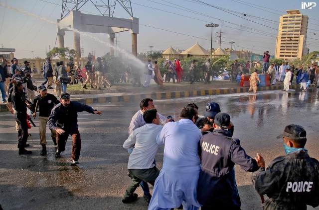 The police did not allow the farmers to get near Bilawal House. PHOTO: INP