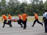 indonesian-search-and-rescue-crews-unload-one-of-two-bodies-of-airasia-passengers-recovered-from-the-sea-at-the-airport-in-pangkalan-bun