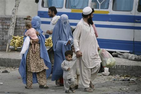 afghan-refugees-flee-from-the-troubled-area-of-bajaur-tribal-region-in-pakistan-2-2-4
