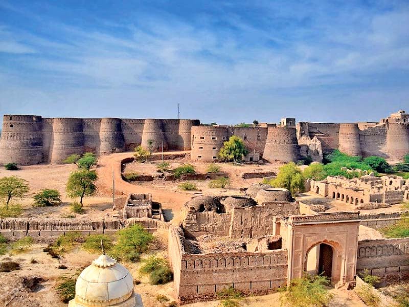 derawar fort historical site in ruins