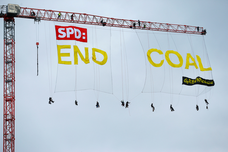 Greenpeace protesters set up banner in front of the SPD's party congress venue in Bonn, Germany. PHOTO: REUTERS