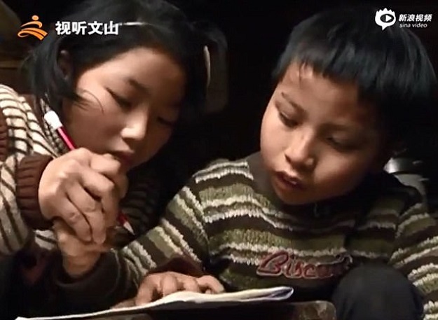 Studying buddies: After they finish school, Dingshuang also helps Dingfu with his homework. PHOTO COURTESY: WENSHAN TELEVISION STATION