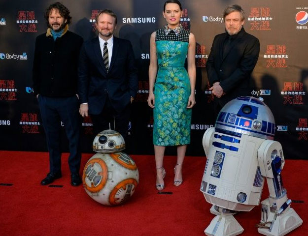 (L-R) Ram Bergman, Rian Johnson, Daisy Ridley and Mark Hamill pose for the Chinese premiere of 'Star Wars: The Last Jedi' at the Shanghai Disney Resort PHOTO: AFP