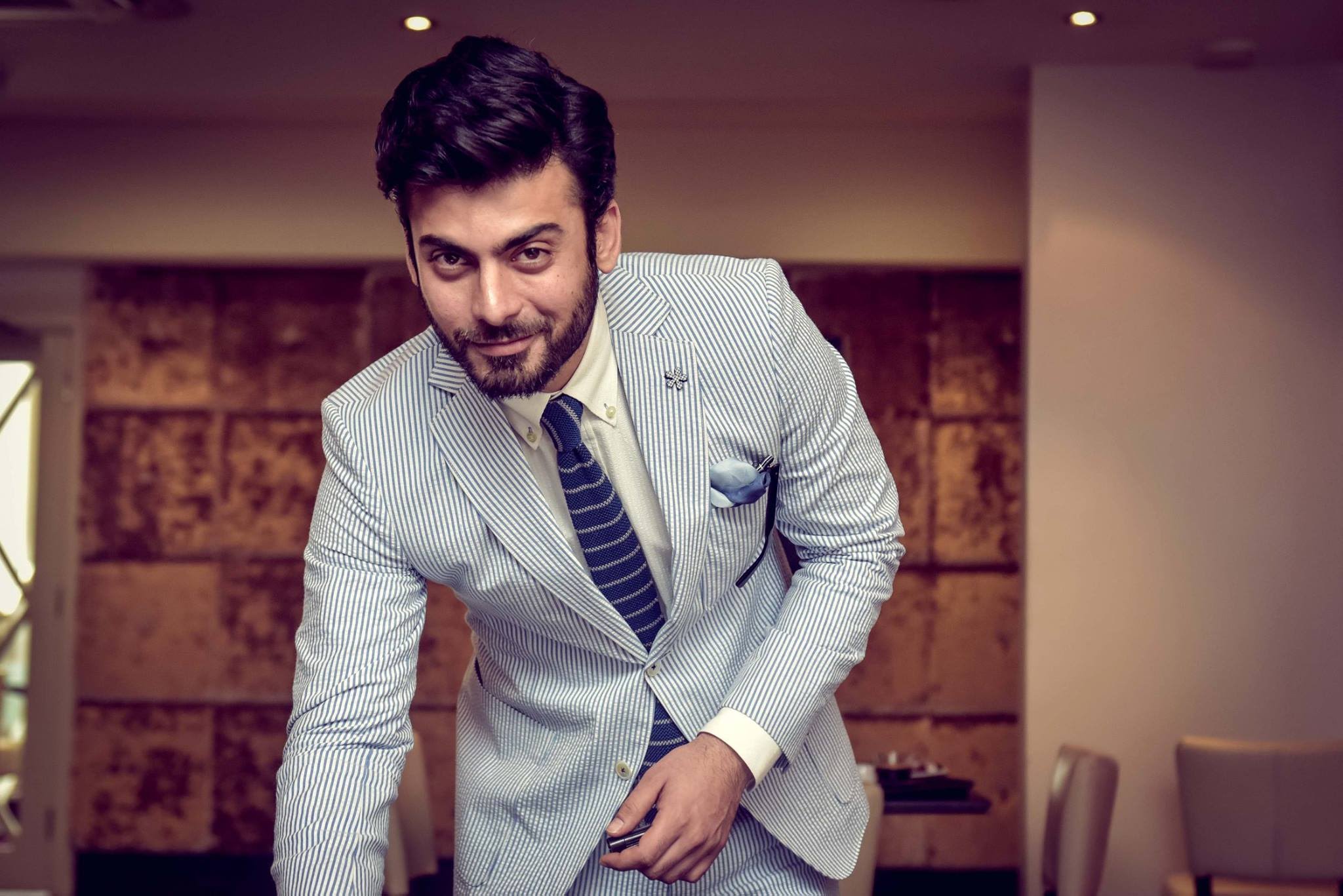 fawad khan named best cinematic icon at filmfare relaunch in dubai