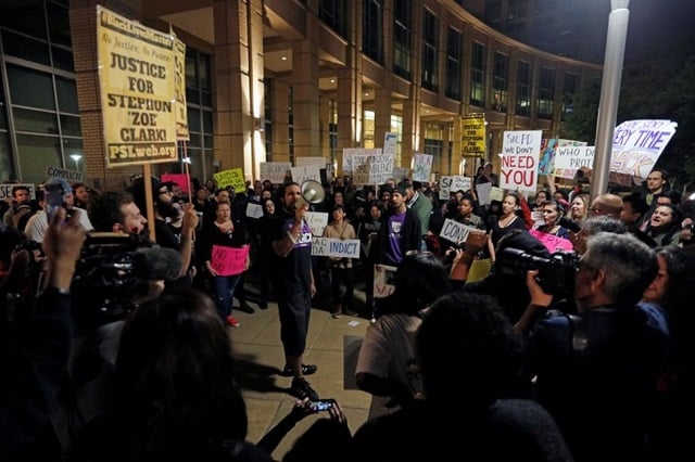 demonstrators gather outside city hall to protest the police shooting of stephon clark in sacramento california us march 30 2018 photo reuters